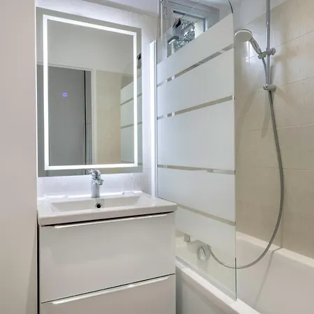 Апартаменты A 300m De La De *